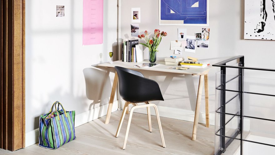 CPH kaubamärgi lõid vennad Ronan ja Erwan Bouroullec, kui nad disainisid õppemööblit Kopenhaageni ülikoolile. Lihtne ja elegantne töölaud Hay CPH90 sobib nii avalikku kui kodusesse interjööri. Tool AAC22 peaks sobima ühtviisi hästi nii koosoleku-, söögi- kui kontorilaua äärde. elkemoobel.ee