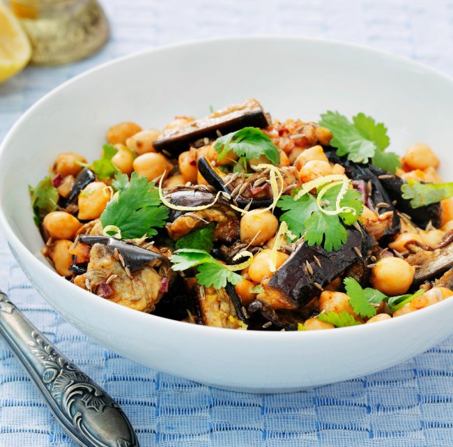 Maroko-hõnguline pommu-kikerhernesalat.